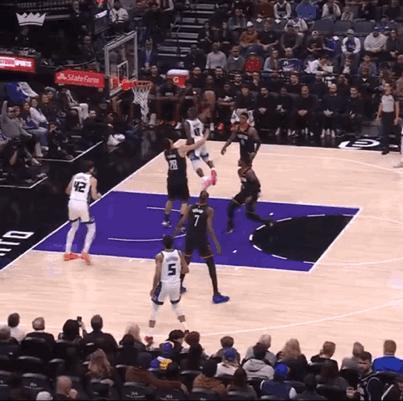 omg，蒙克腿上装了弹簧，直接飞起劈扣申京啊！真让人倒吸了一口凉气！
最佳扣篮！