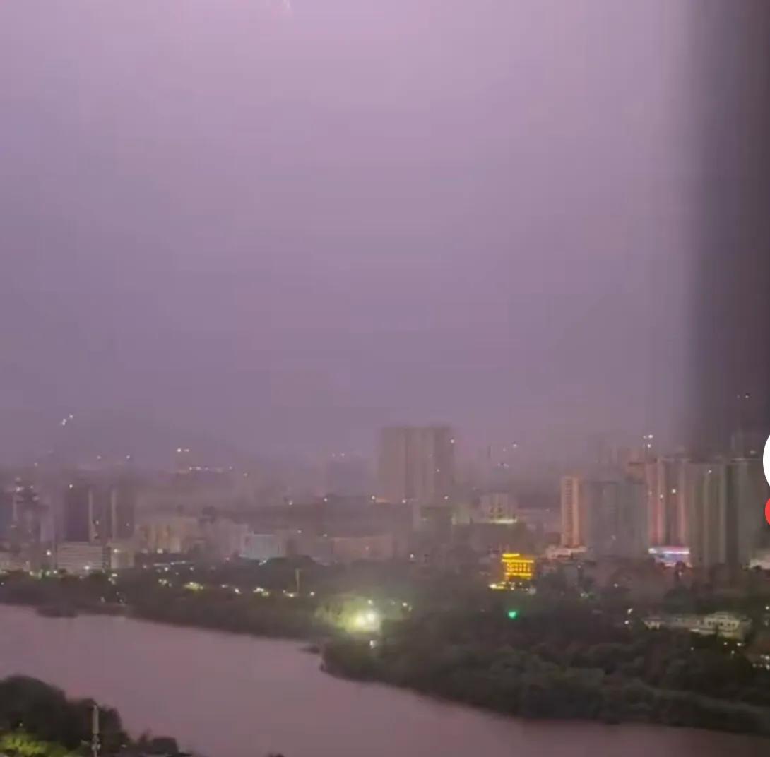 兰州，今天下午又是黎明闪电下大雨了，昨天就下雨，一直下了一晚上，到今天早上地都没