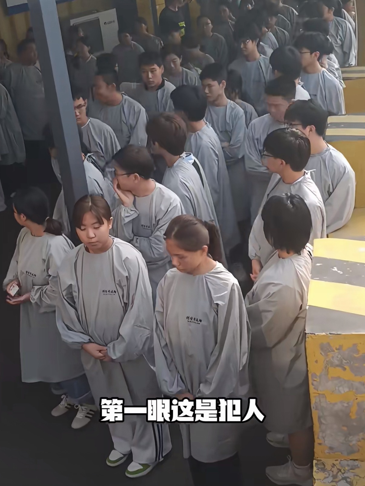 驾照考的早的好处还在提升知道的这是科目一考试，不知道的还以为犯人要拉出去突突了呢