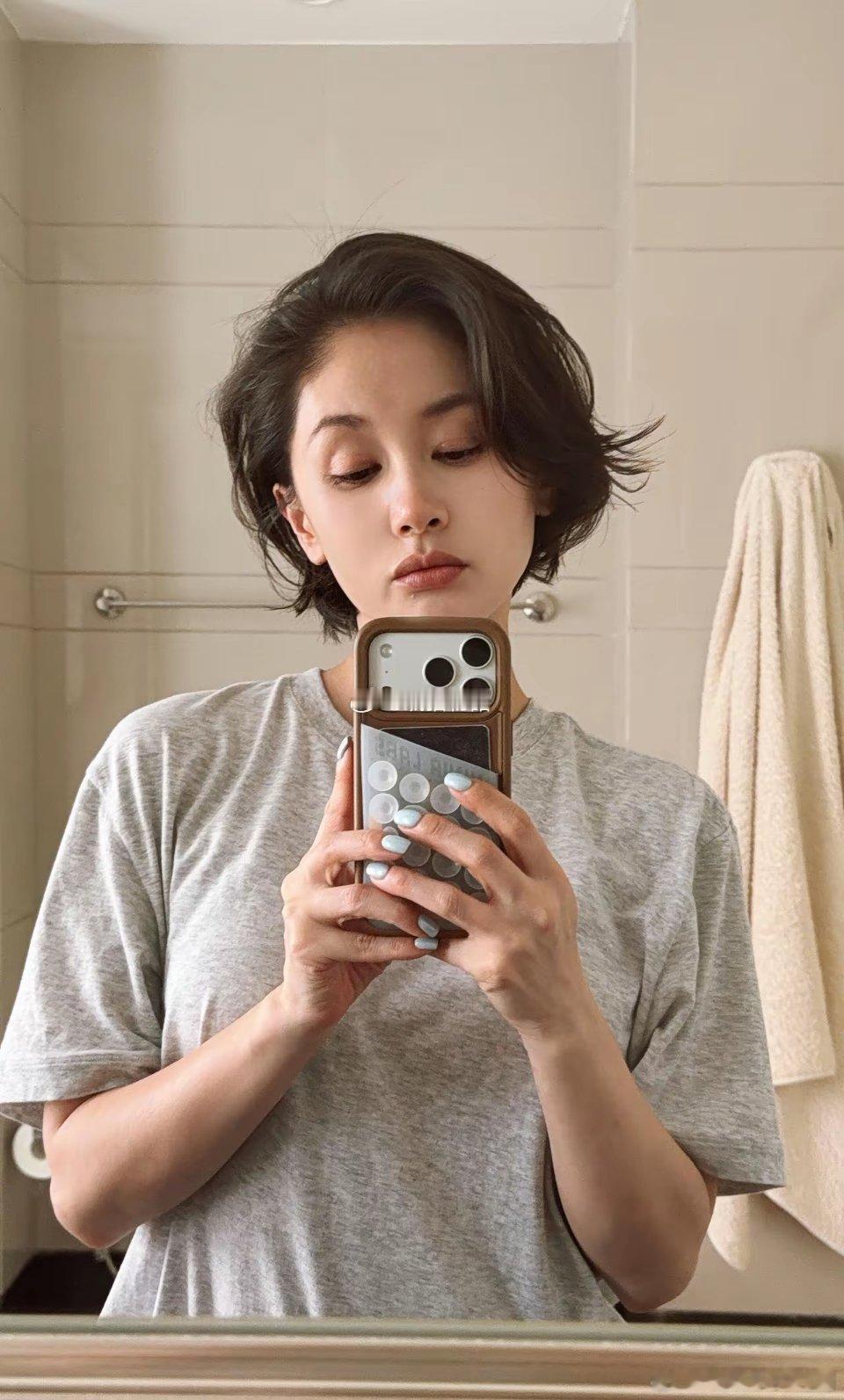 王子文晒出6张自拍照，她身穿灰色短袖，留了一头短发，整个人看起来非常漂亮。 