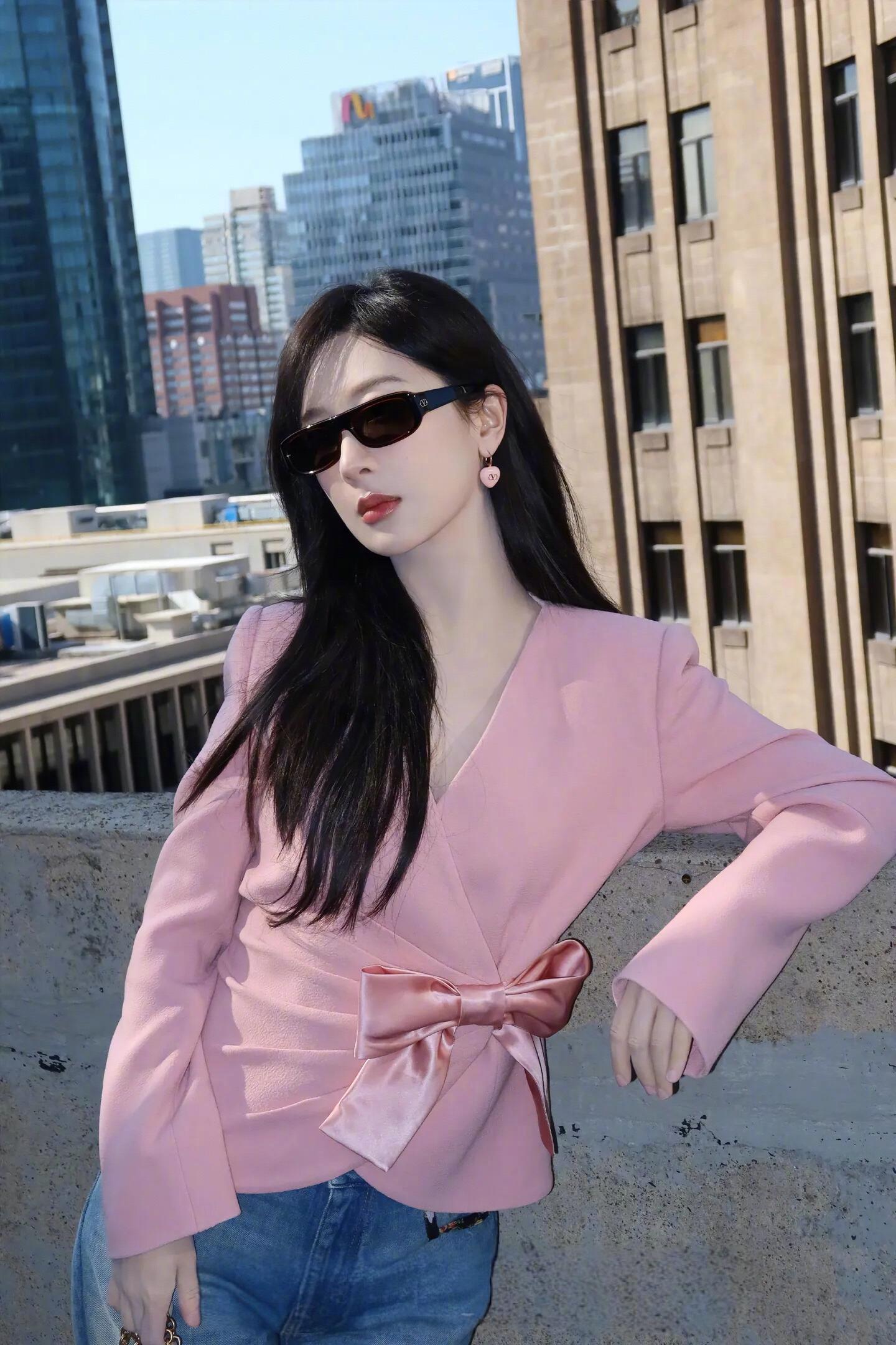 #咪咕星鲜事##杨紫向品牌方赠汉服引惊叹#不愧是中国电视节目海外推广大使面面俱到