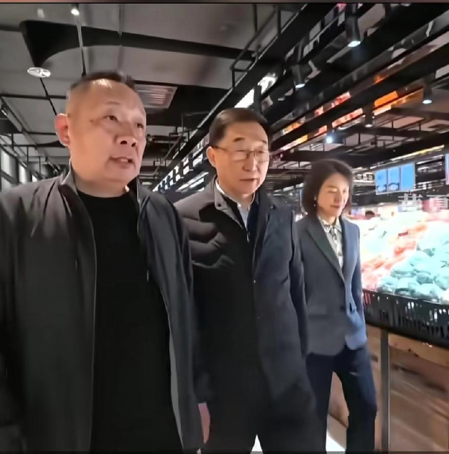 河南省领导调研胖东来，于东来陪同，去年大概这个时候也来了，可见对胖东来的重视，两