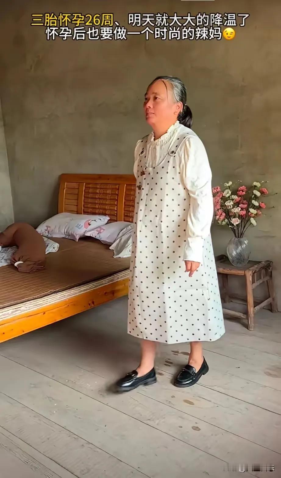 现在的八零后，又像老一辈的人一样，成了生育大军，好多都还在拼三胎四胎，大的孩子都