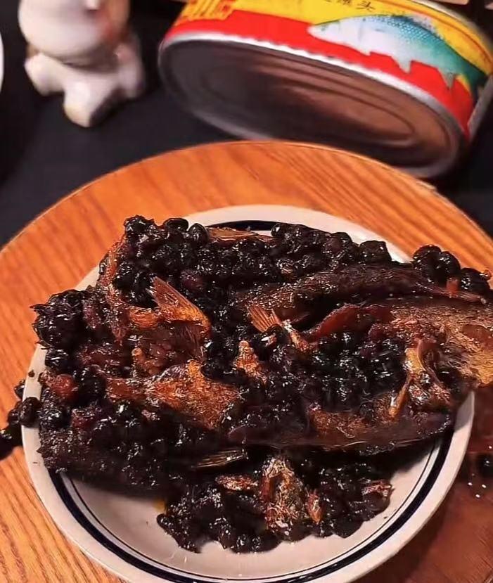 作为一个豆豉鲮鱼罐头的深度爱好者，中午买了一罐，罐头鱼已经不是以前那个罐头鱼了！