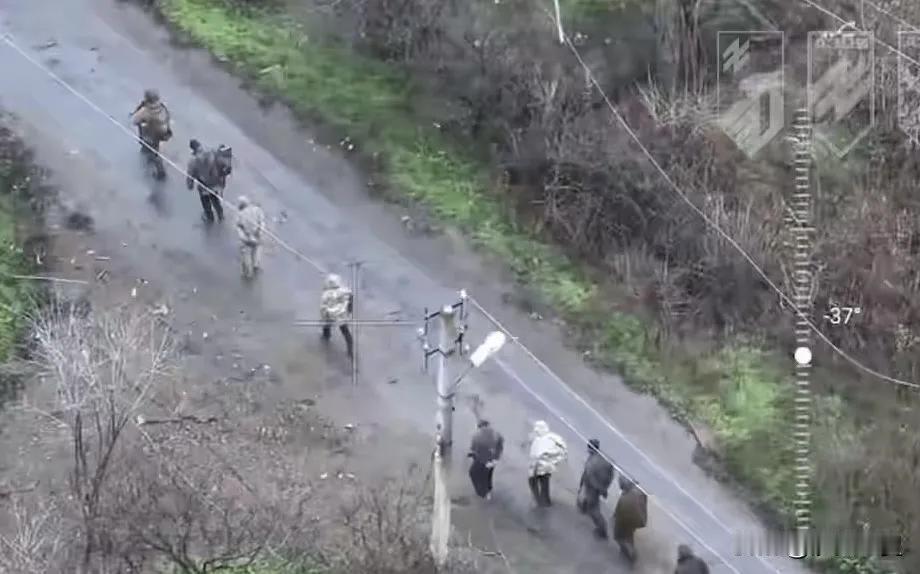 俄军18“勇士”地窖里顽强生存四个月

刚刚看到“沙苑老叟”一个帖文：《切断退路