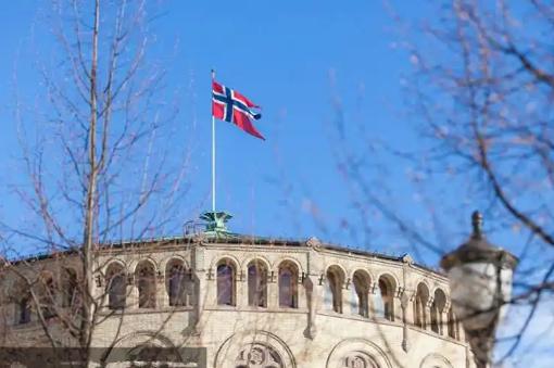 4月24日，挪威政府扔出了一颗重磅炸弹，直接震惊了全球的家长圈。

他们宣布，计