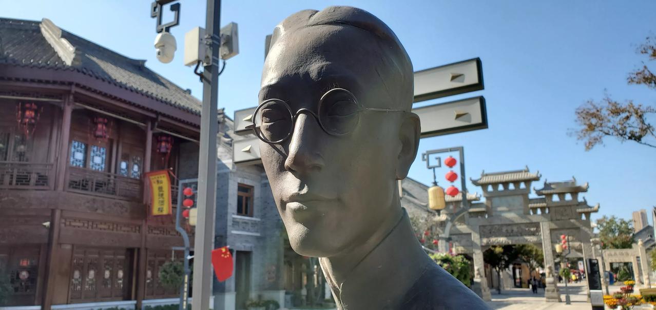 王铎：即墨古城里的徐志摩雕像
在青岛即墨古城里，有一尊现代诗人徐志摩的雕像很奇葩