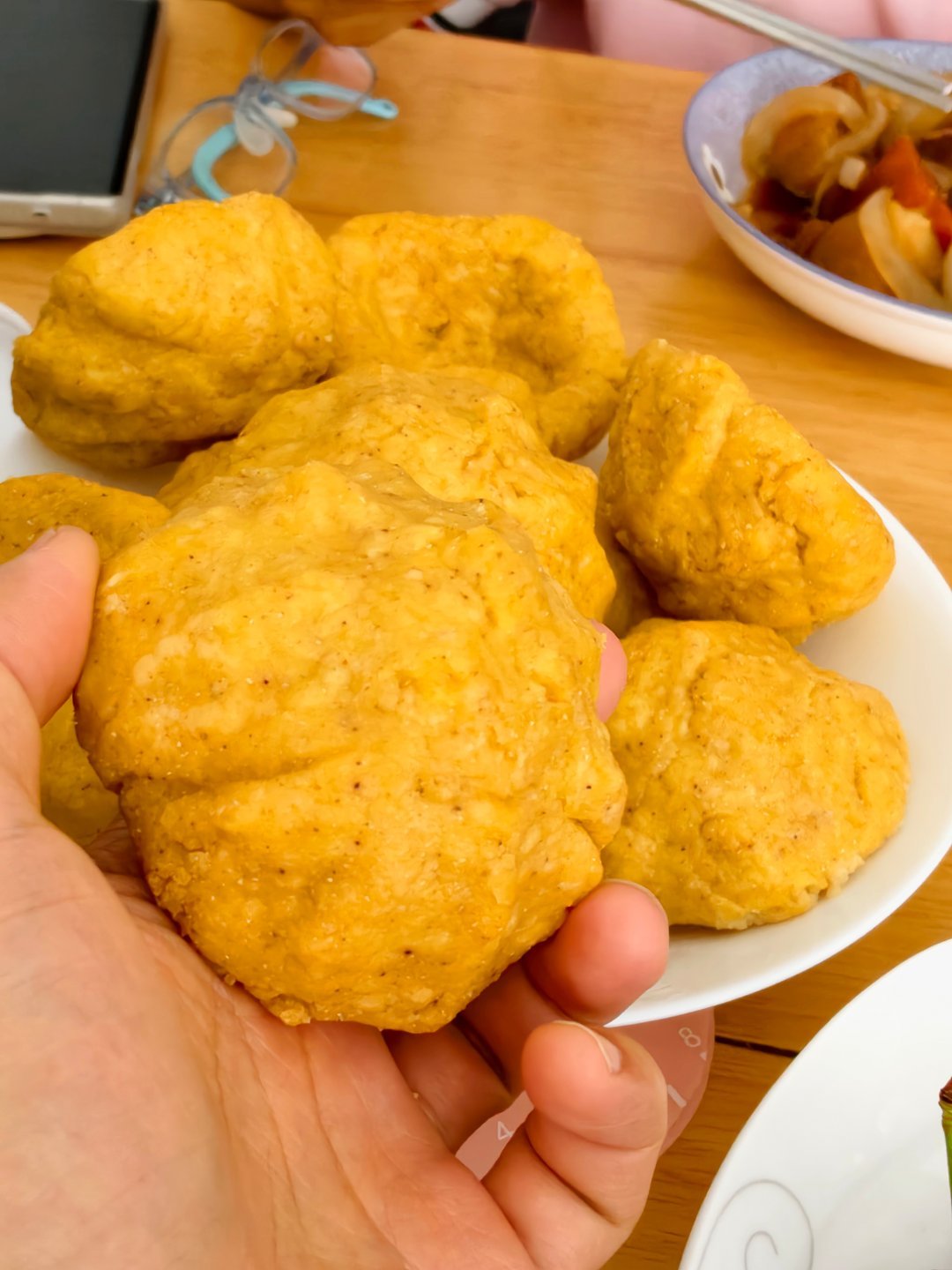 手里捧着窝窝头 ​​​
