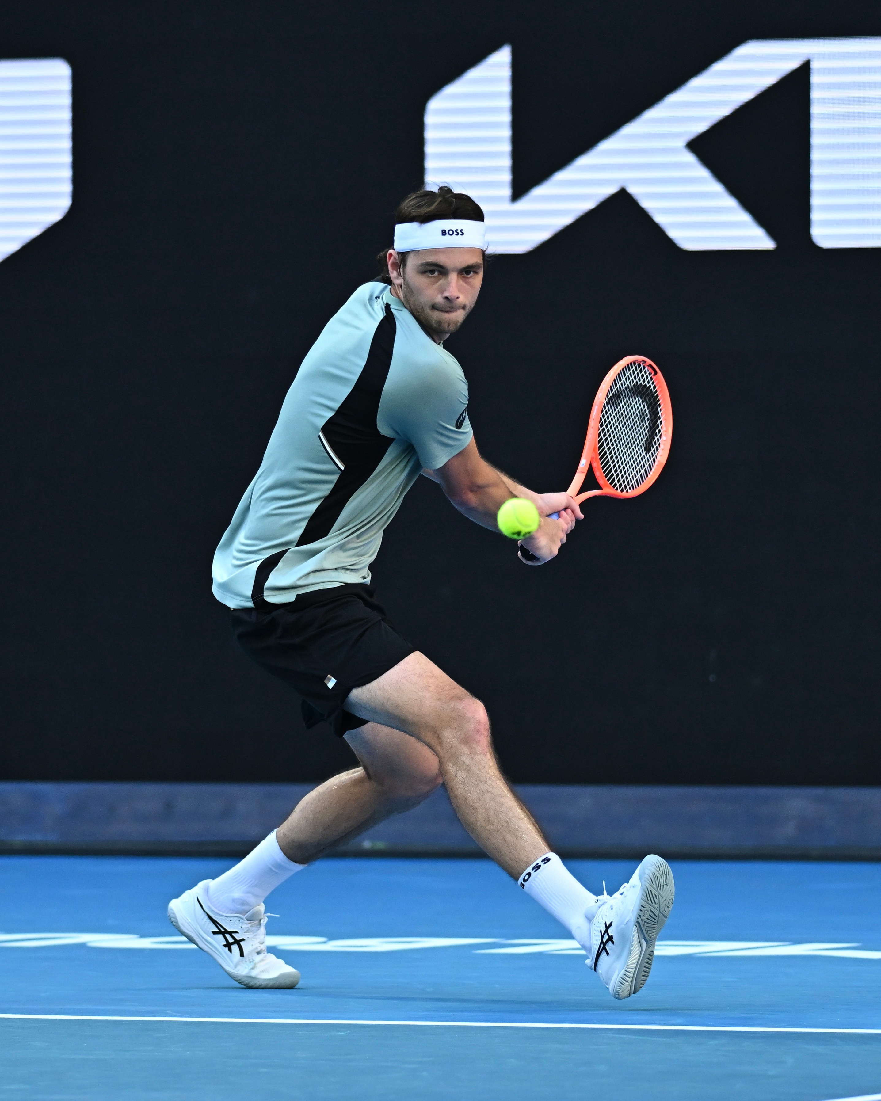 弗里茨7-6、5-7、6-1、6-3击败鲁瓦耶，将战科普里瓦，后者五盘大战战胜斯