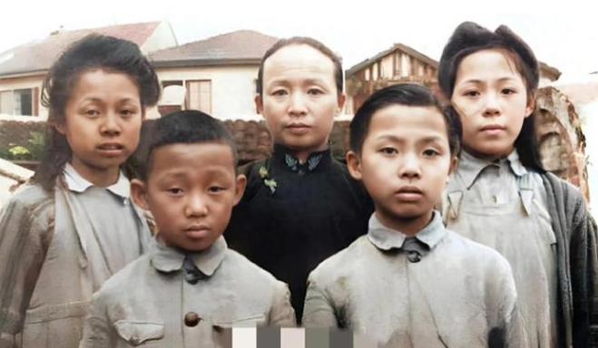 上海解放后，抗日英雄谢晋元遗孀带着4个儿女流落街头、走投无路，抱着试一试的心态，