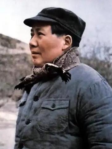 毛主席有一次游完泳后，让警卫员封耀松帮自己去拿鞋子，没想到封耀松拔腿就往厨房跑，