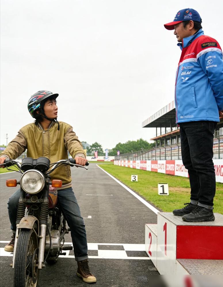 张雪，年销 7.5 亿，却 “没钱请代言”。
他的公司，去年卖了 2.5 万台摩