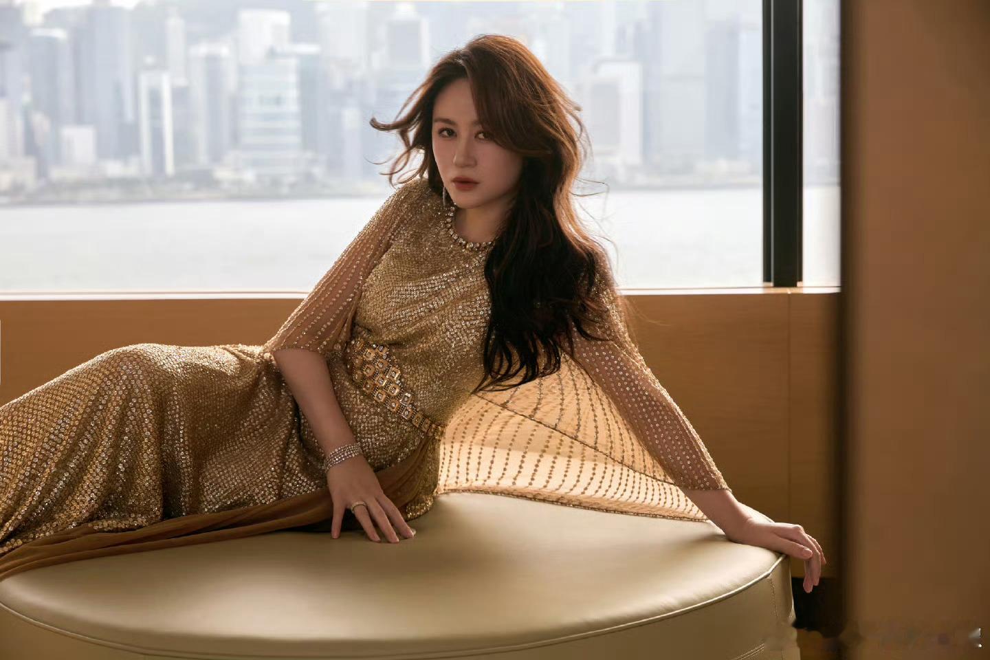 马丽港风鎏金造型马丽金像奖的大女主气场金像奖红毯上的马丽惊艳全场，复古港风卷发衬