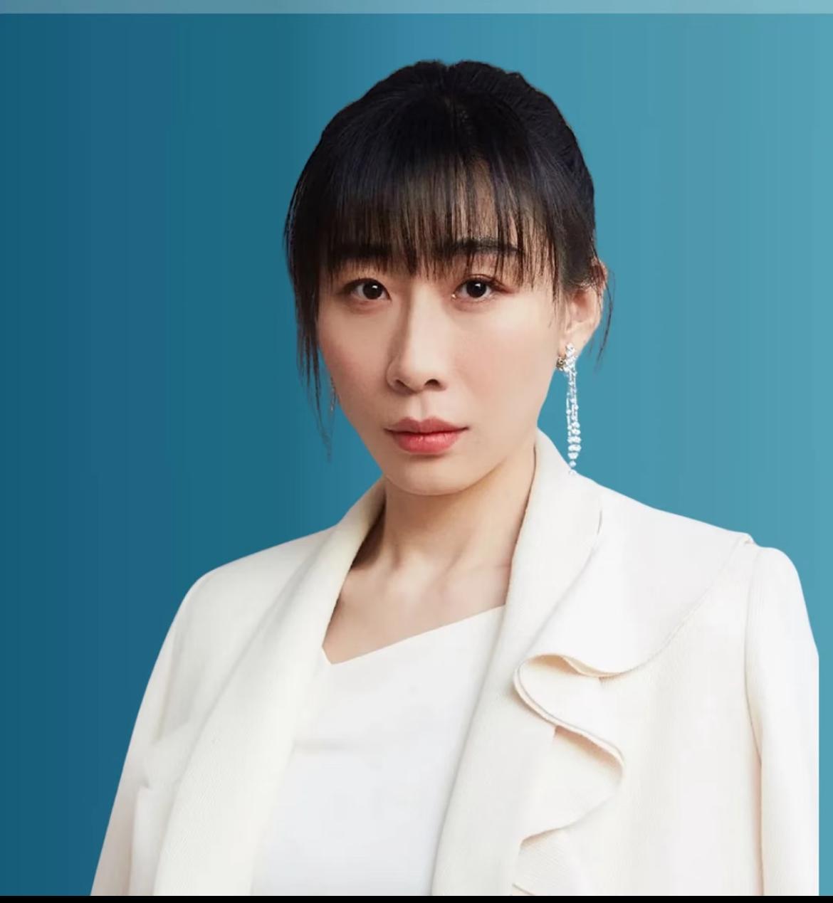 查了一下任素汐的原名，
真是不查不知道，
一查才发现，她的原名真的太像男生了，居