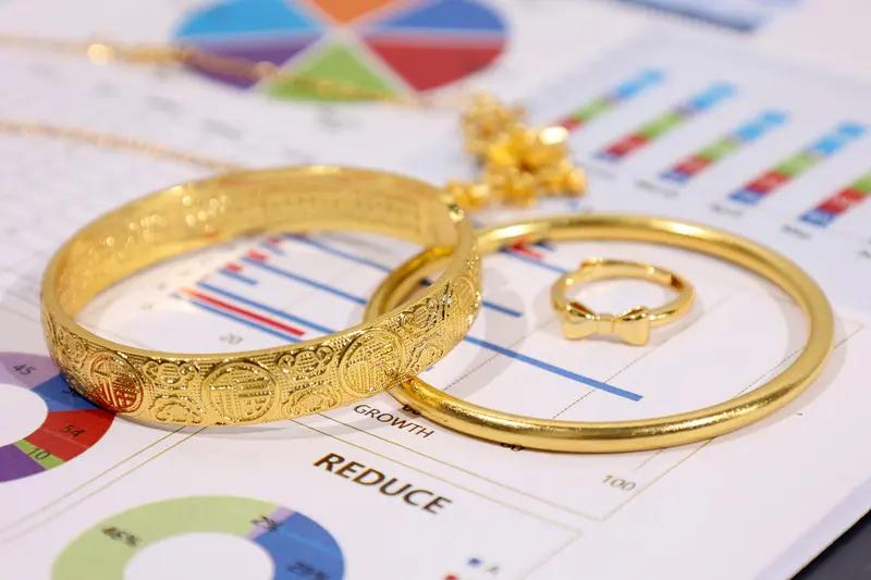 金饰克价一夜狂跌69元！金店被挤爆，现在抄底吗？

突发！金饰价格迎来“大跳水”