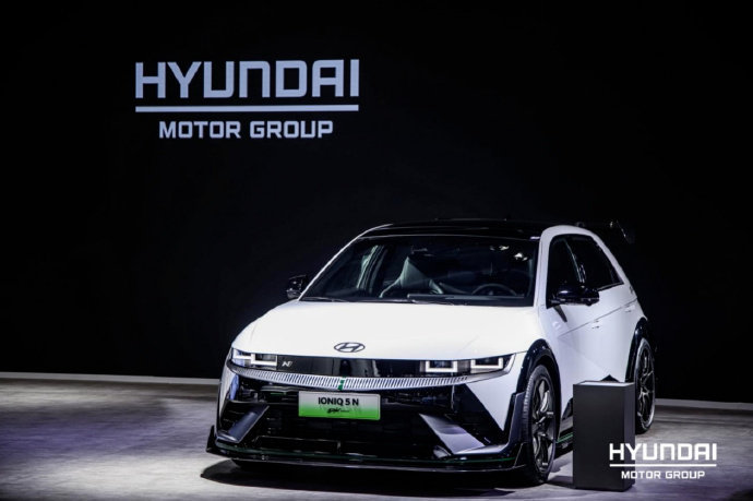 【现代 IONIQ 5 N DK 限定版亮相 2025 进博会，《头文字 D》藤