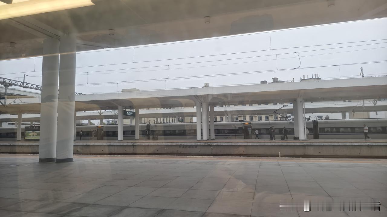 下午两点三十五分准时从上海虹桥坐上返程高铁，一路朝北奔向咱们青岛。行驶几个钟头，