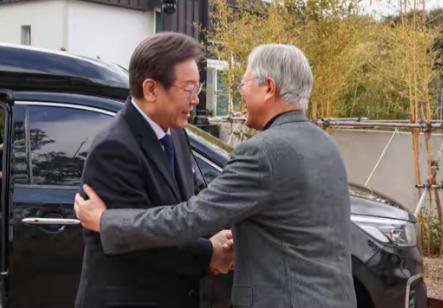 贵人相助，
李在明的靠山：
恩师文在寅！


李在明当选后，
去见了文在寅。
两