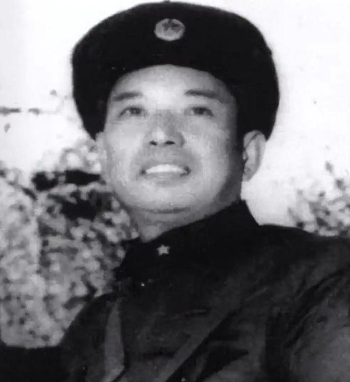 1982年，开国少将尤太忠去部队检查工作，瞅见一个副团长瞅着特别面熟，心里咯噔一