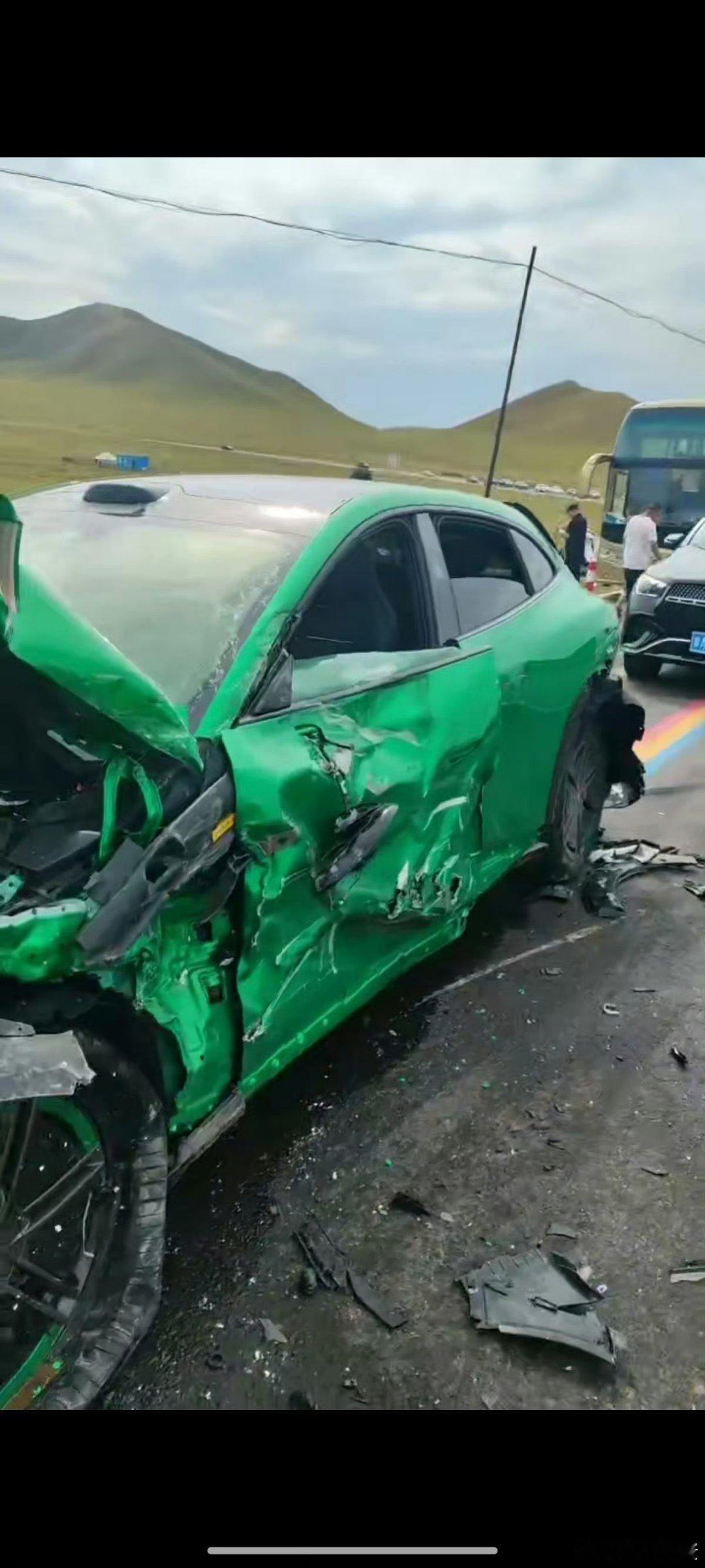 小米YU7车主讲述被水泥车撞击过程 YU7被逆行水泥车撞了一路这事儿，实在忍不住