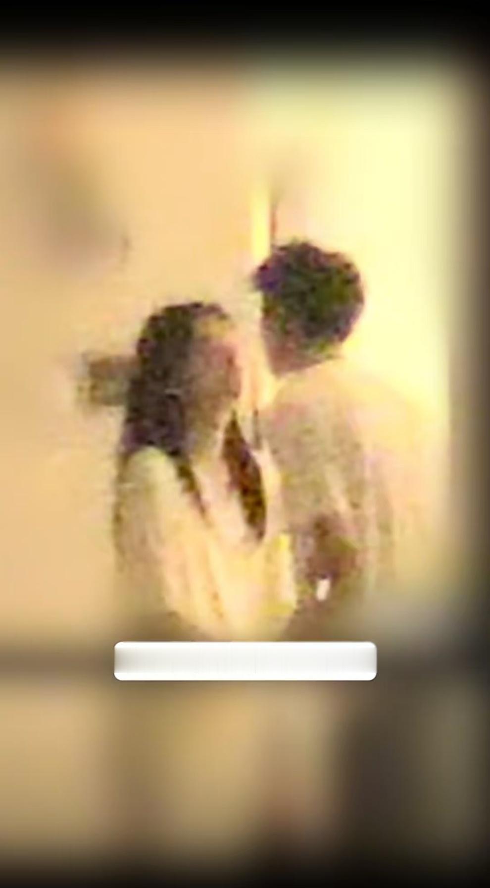 周也拥吻男友周也把手伸进男友衣服抚摸周也拥吻男友好像拍偶像剧，牛 