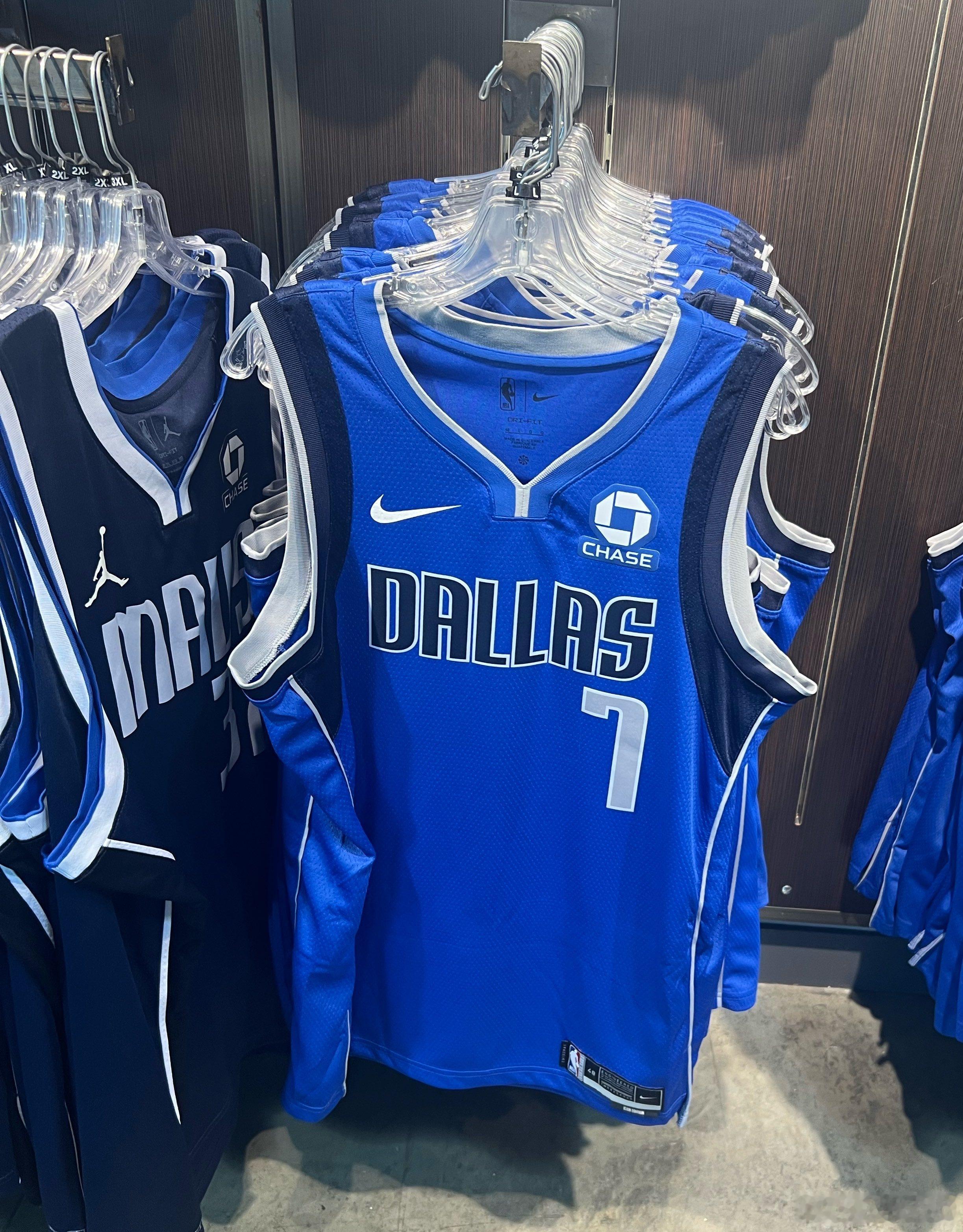 MFFL 鲍威尔的新赞助商版球衣在美航中心售卖。MFFL独行侠交易得到里萨谢NB