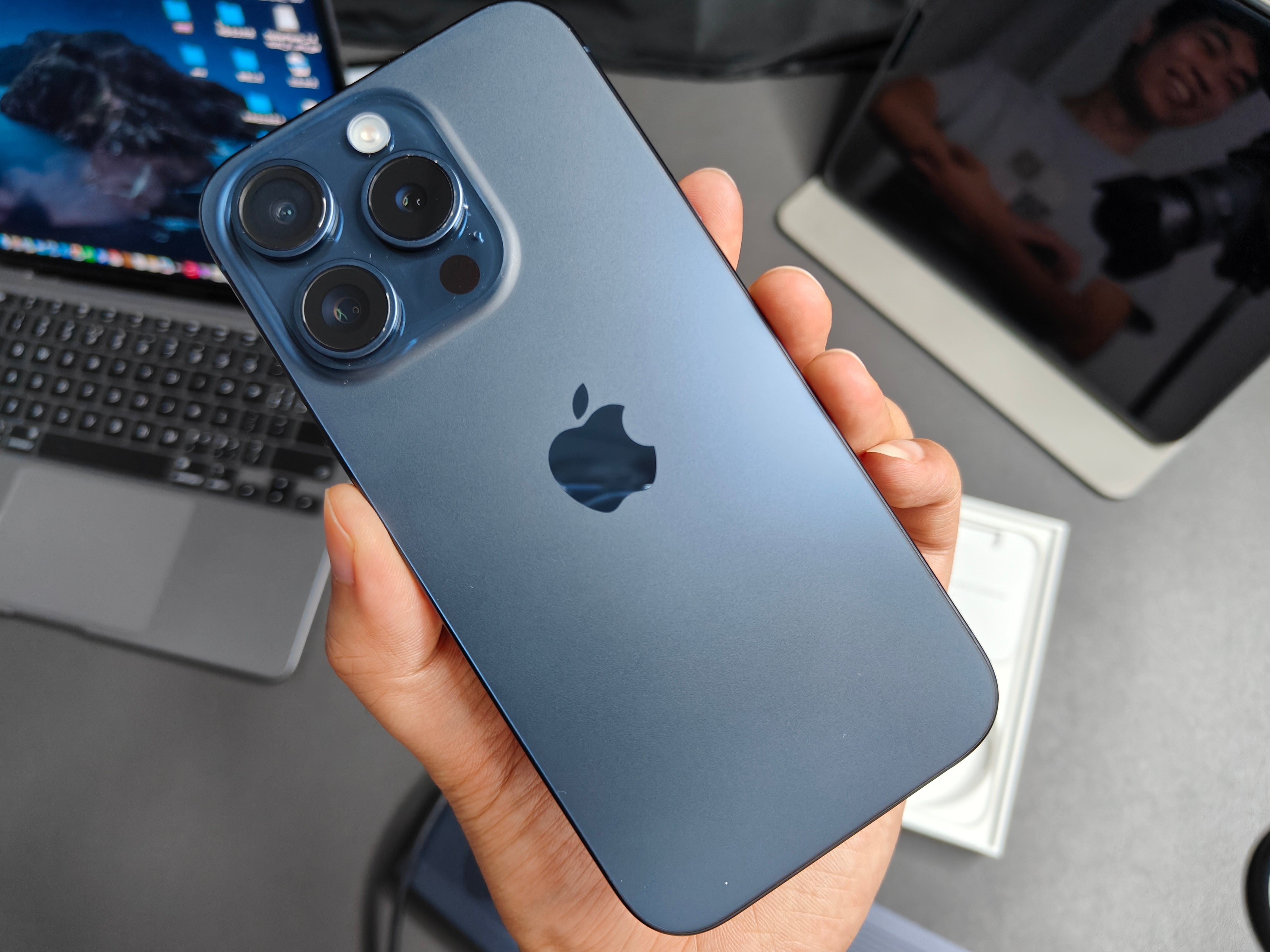 我要辟个谣，iPhone15Pro 蓝色版真不难看，特别是光线好的情况下，我看着