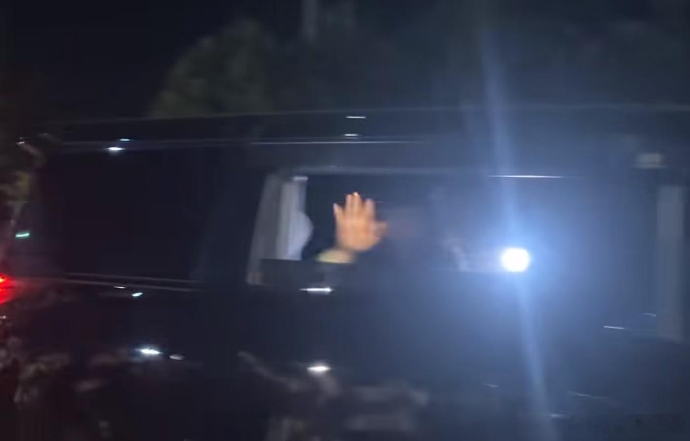 线下为侯明昊庆生的粉丝莫名传出激光笔相关争议，回看现场画面，光源实际是同行工作人