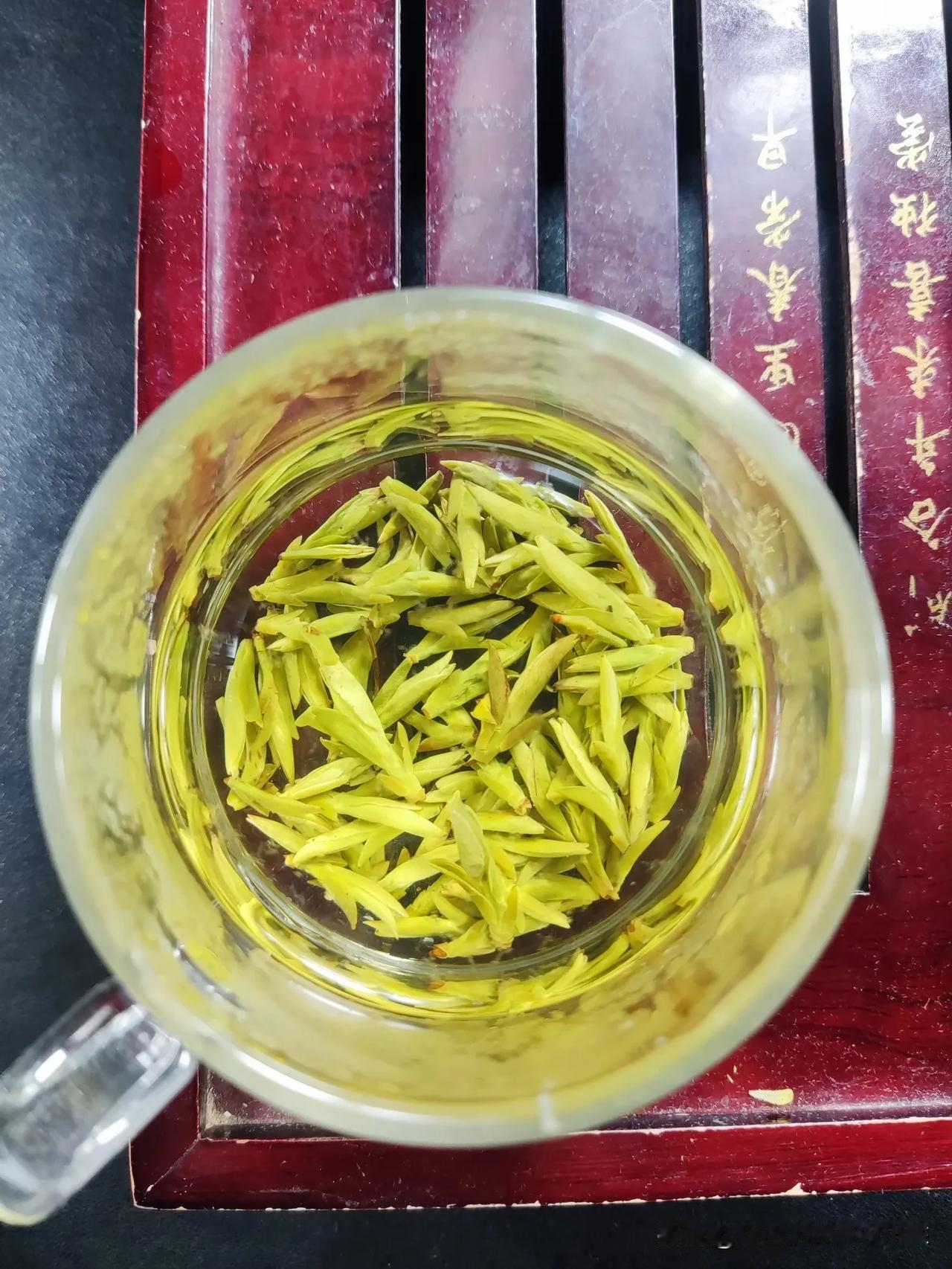 这是小陈家里3月2号做的2025年明前第一批新茶，芽头很饱满，口感鲜爽甘甜，这样