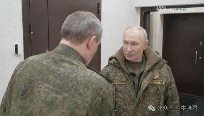 普京最近做了个挺不寻常的举动——他穿上了军装。

要知道，这位俄罗斯总统公开露面