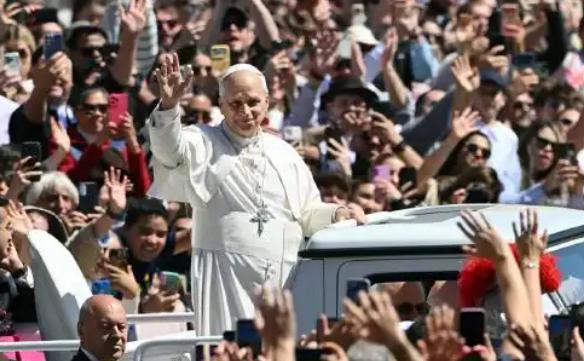 特朗普终于怕了，他公然怒怼反战的罗马教皇利奥十四世，骂对方太无能，放话对方能上位