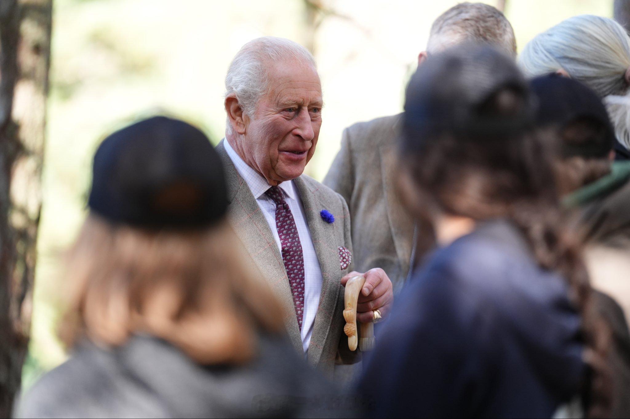 英国王室[超话]  今天查尔斯三世在苏格兰凯恩戈姆山国家公园会见当地社区领袖、消