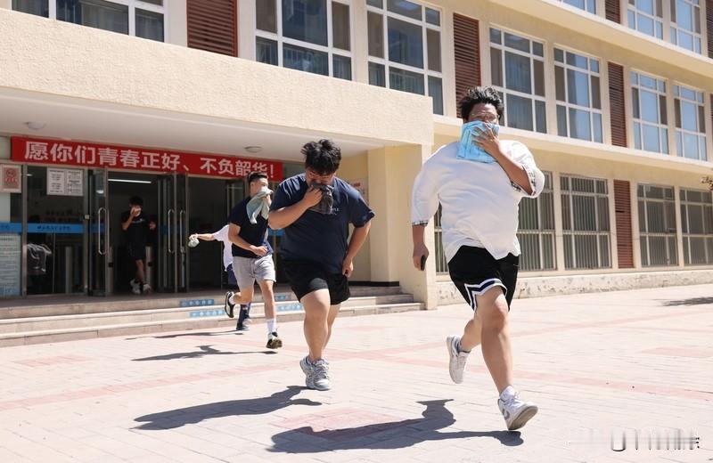 学校的霸凌现象肯定还存在。就像北京政法职业学院“男生制止校园霸凌遭同学辱骂围堵”