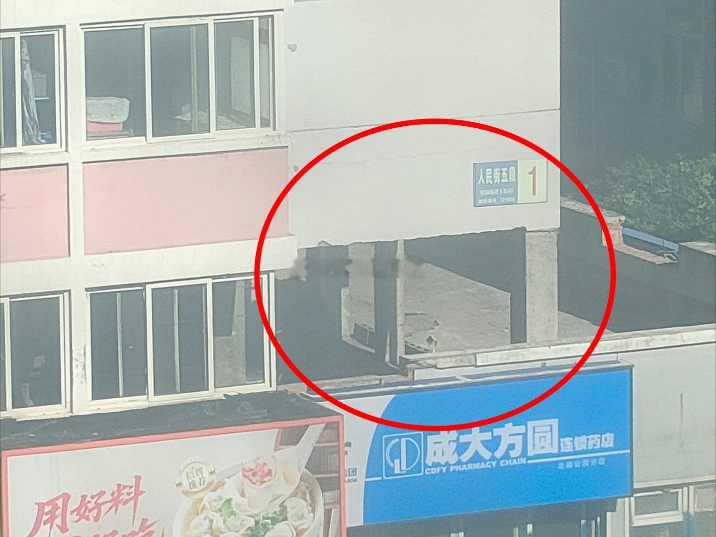 粉丝投稿 有网友疑惑，位于锦州市古塔区人民街上的这栋房子的承重墙好像没有了……亿