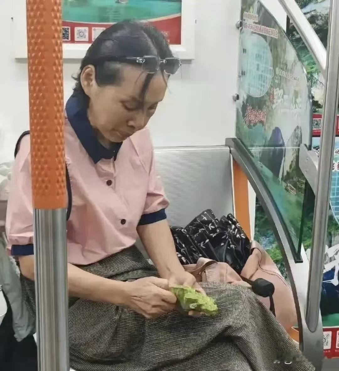她是怎么做到这么淡定，脸不红的呢？ 