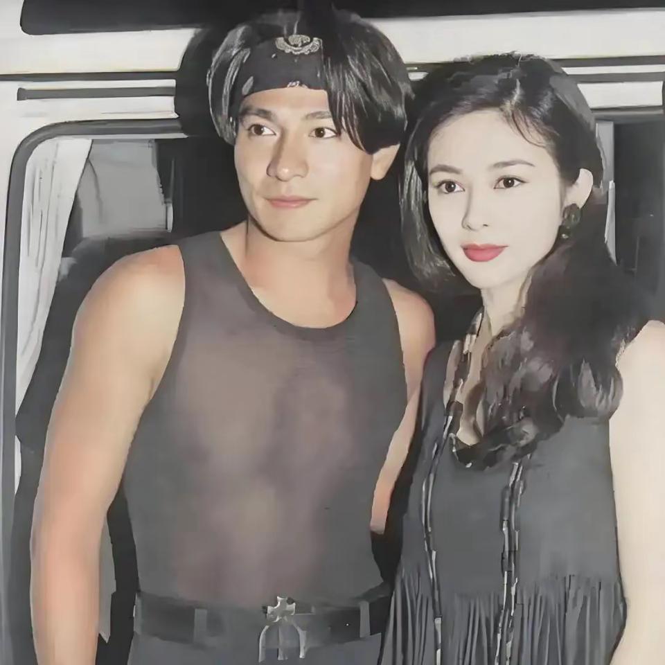 刘德华曾在节目《康熙来了》里这样形容过女星关之琳美貌无双。

小s问，“刘大哥，