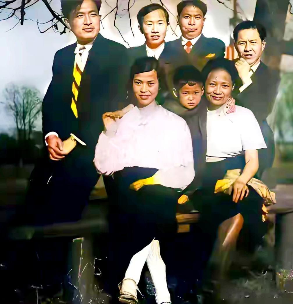 一九四一年，莫斯科，贺子珍与中国革命者的珍贵合影。这而非演戏，也绝非演员所扮演，