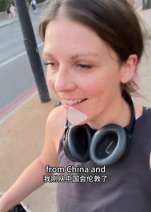 笑喷了，一英国女子觉得成都太热，就坐飞机回英国伦敦去了，没有想到的是，一下飞机，