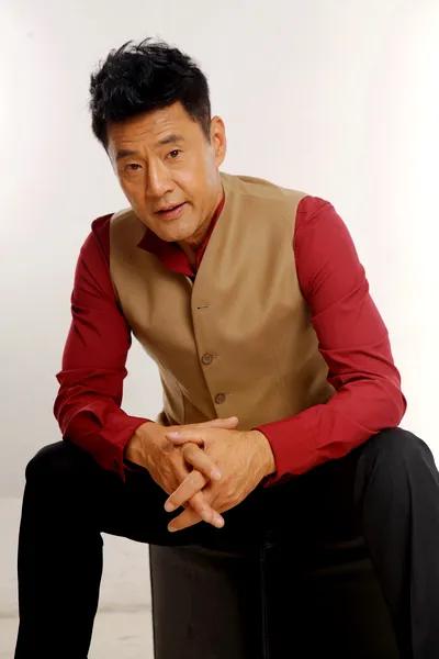 演员，于荣光说，我父亲于鸣奎是唱京剧的，他是裘派创始人裘盛荣先生的弟子，也是文武
