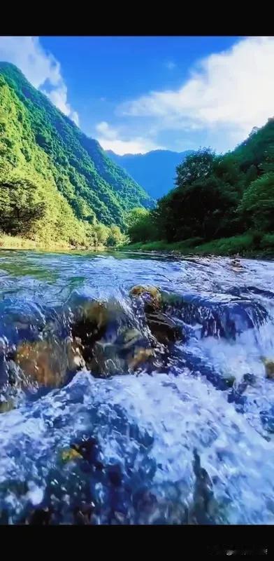 上联“远看山有色”，很自然就想到“近听水无声”来对下联。这一上联一下联，简直搭配