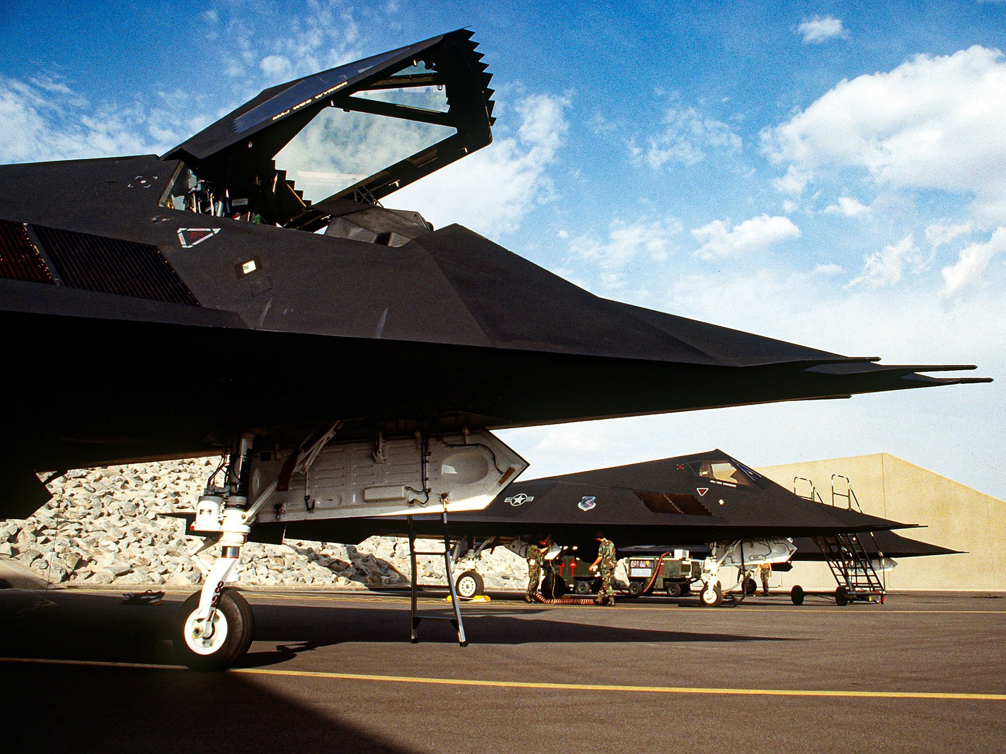 1991 年 1 月在沙特阿拉伯的第 37 战术战斗机联队 F-117A。 (H