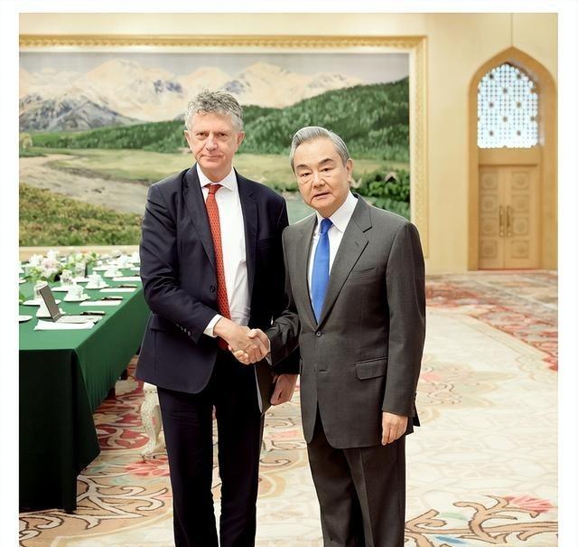 英国这波操作真是让人大开眼界！前脚刚和王毅外长握完手，后脚就给日本送上承诺。这还