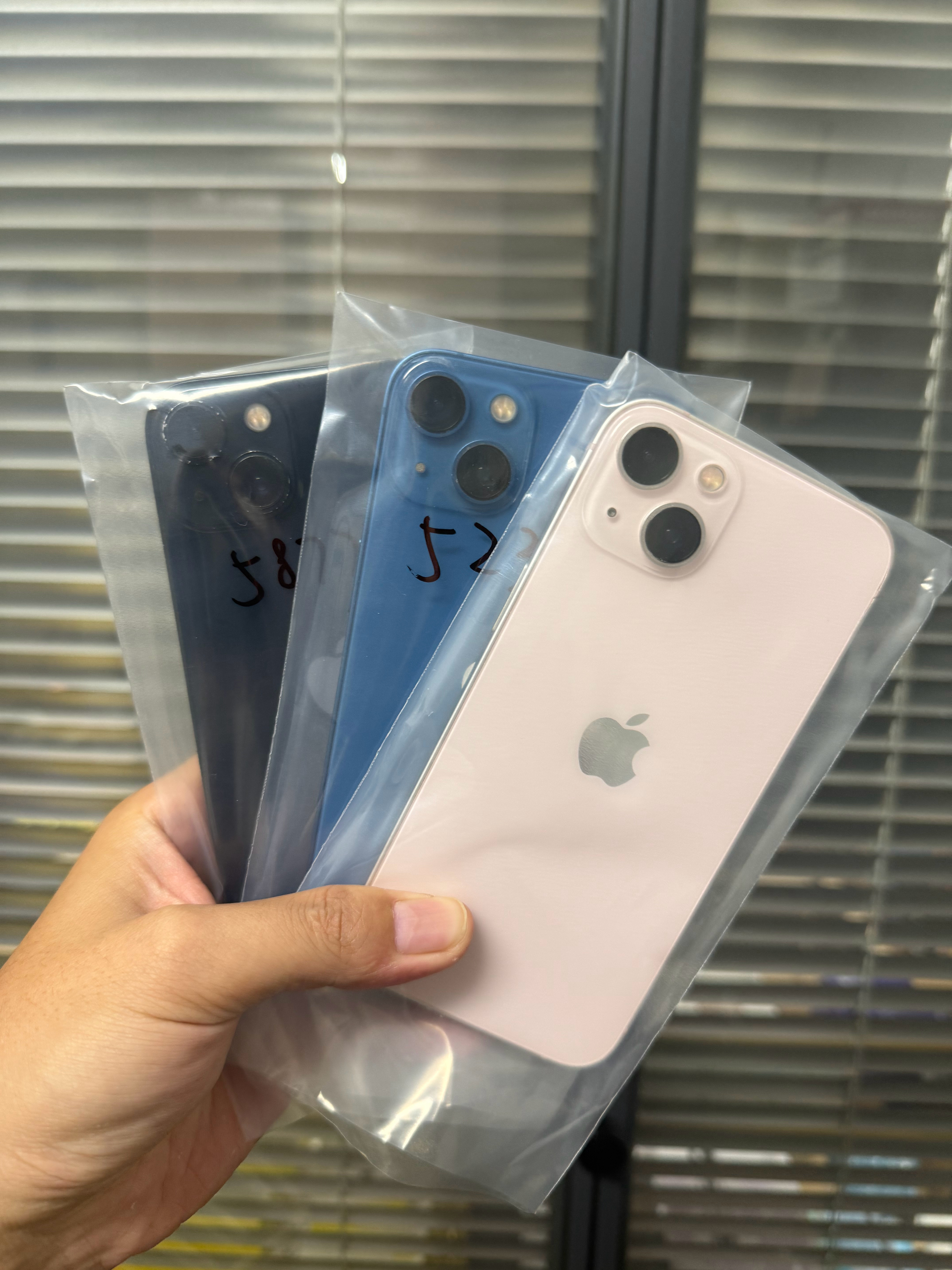 一下收了3台iPhone 13现在13标准版的价格跌到谷底，一千多块还要啥自行车