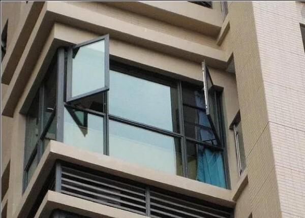 北方朋友吐槽四川开窗怪癖，

暖气房也要开缝冻手冻脚，

门窗洞开真有秘密？
