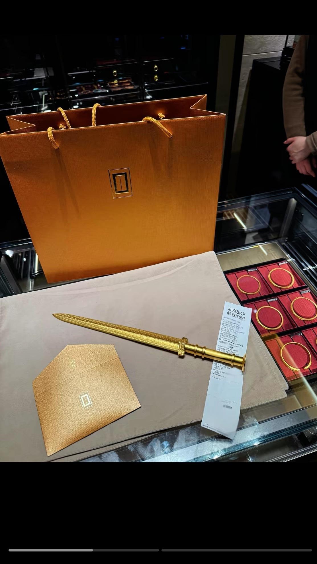 金价突破1400元刚刷到那个老铺黄金的黄金越王剑，说已经卖到200多万了？？然后