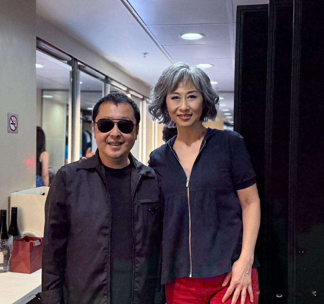 导演贾樟柯到香港追星，去看偶像叶蒨文的演唱会，两个人在后台合影，明明相差9岁，看