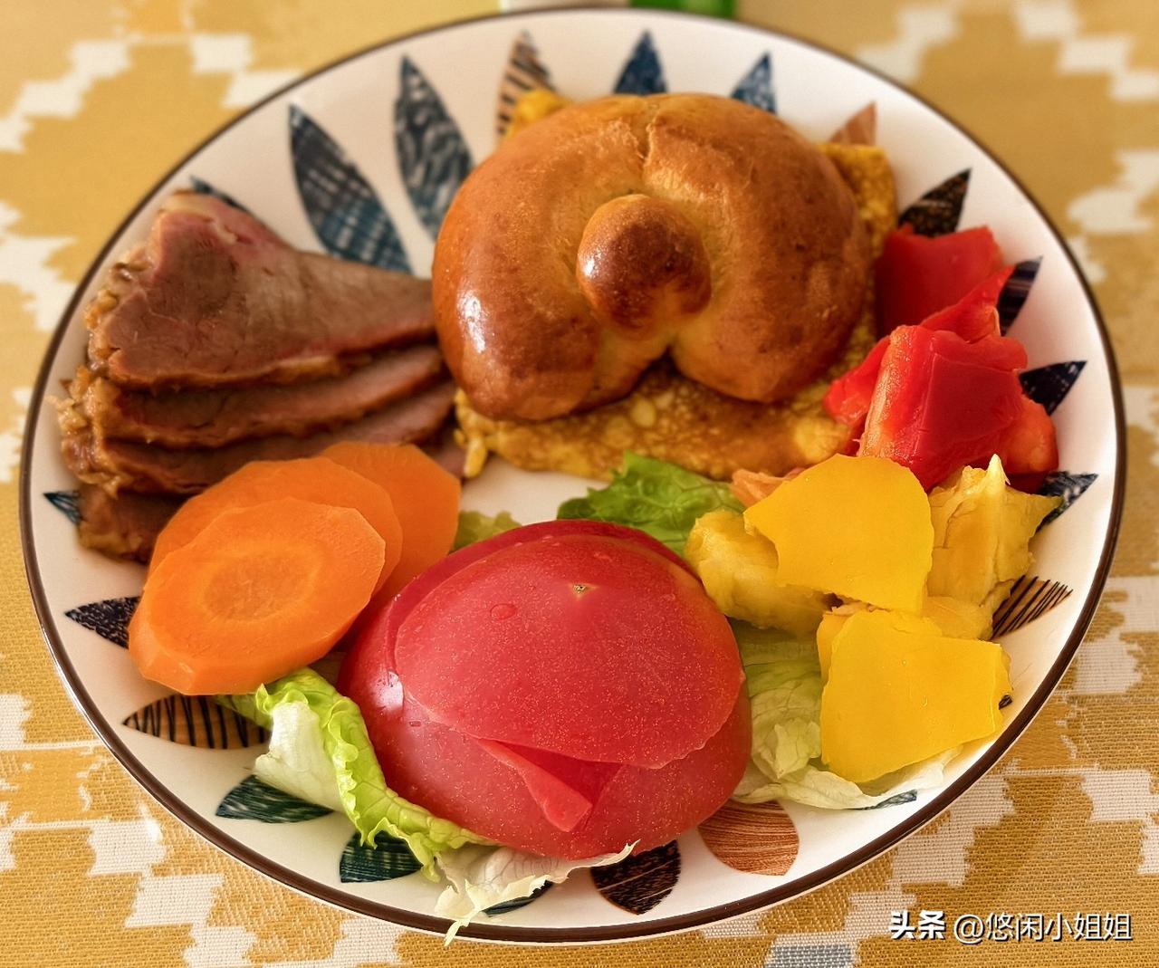 主菜是茼蒿炖豆腐。
还有摊鸡蛋、酱牛肉、生菜西红柿、红黄彩椒、蒸胡萝卜。
主食面