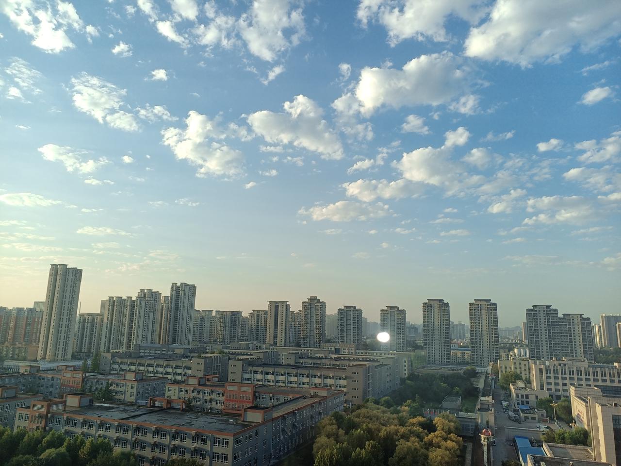 石家庄的蓝天白云。
    手机像素不高，拍的一般，但看着也很美！