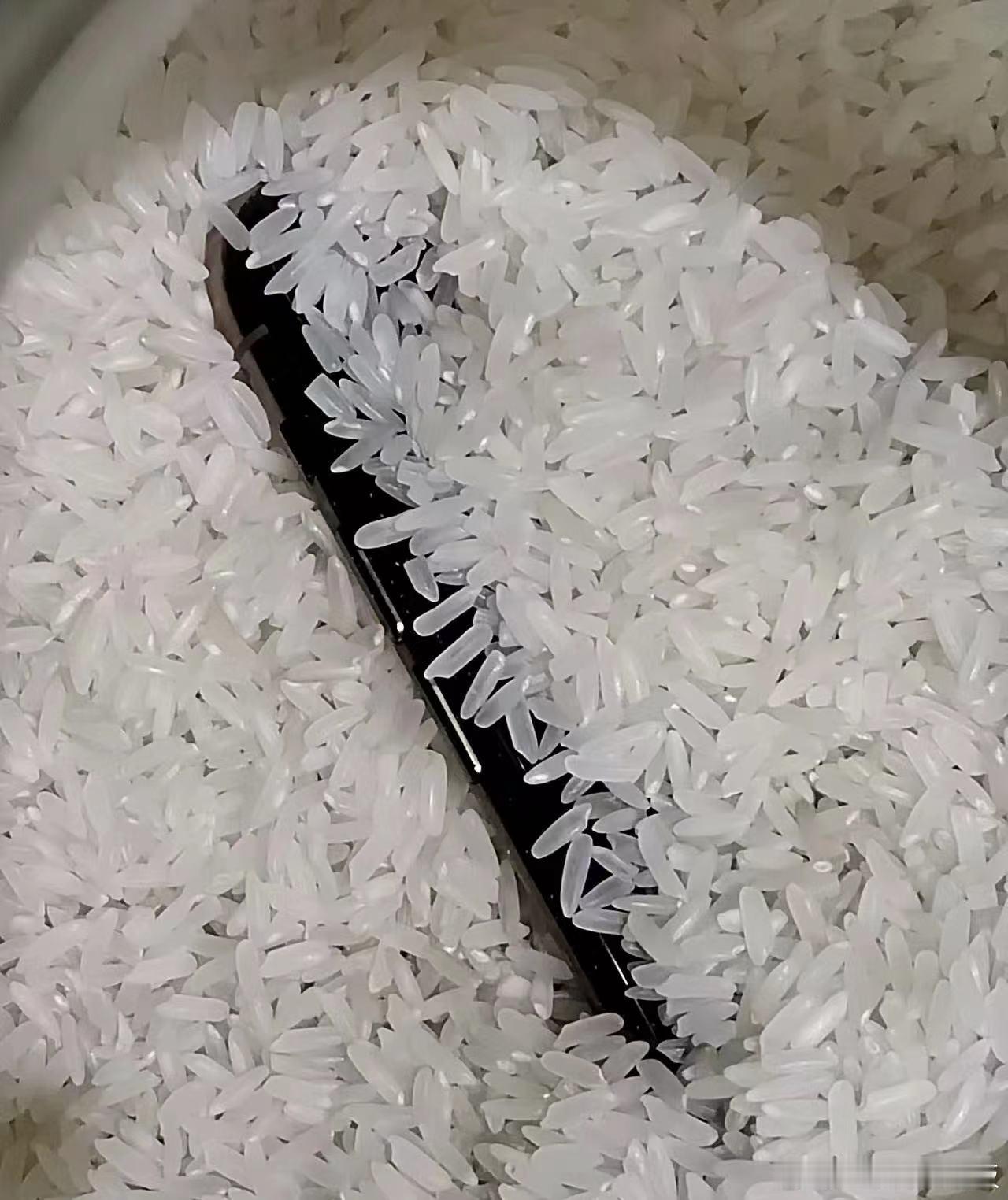 【❌实用贴！苹果手机进水千万别放米缸了】不仅是别放米缸，也别用吹风机吹、棉花和纸