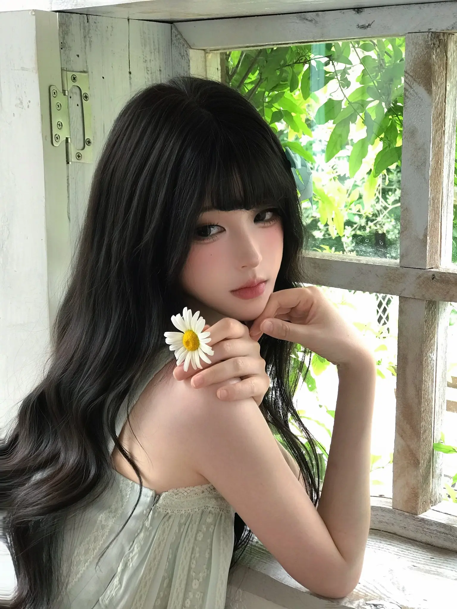 我像一只易碎的玻璃盏 喜欢会轻声细语和我说话的人 因为这会让我觉得被小...